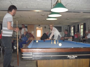 Flemming og Tina i en venskabelig billard dyst.